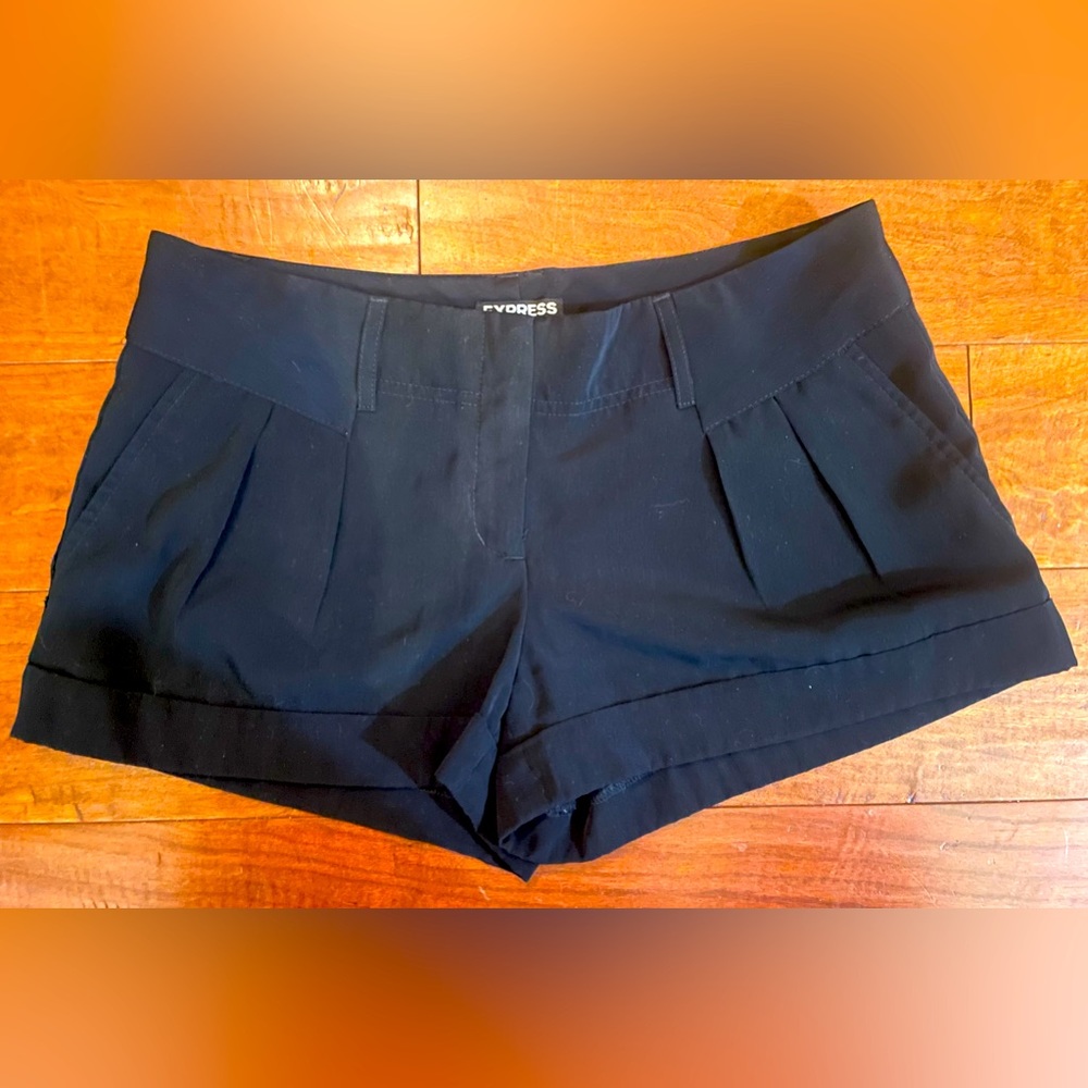 Express Size 6 black pleated shorts